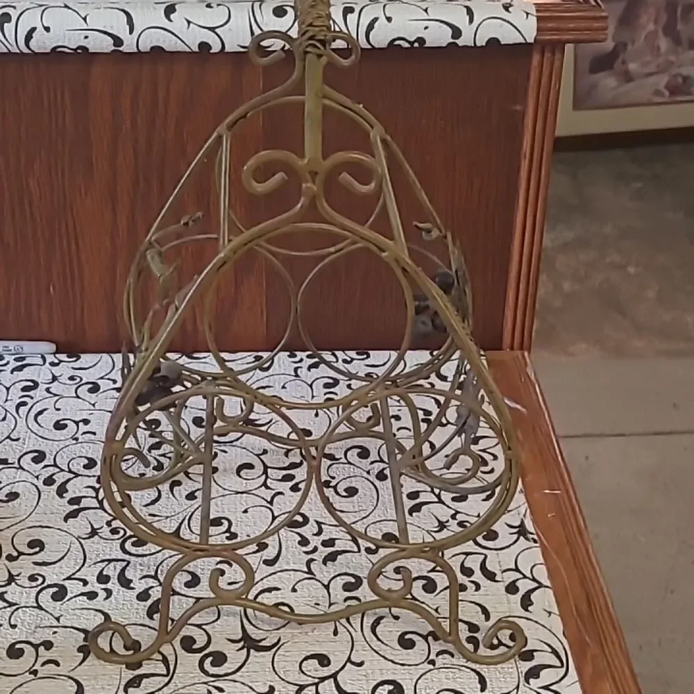 Decorative Table Top Metal Wine Rack with Grape Design